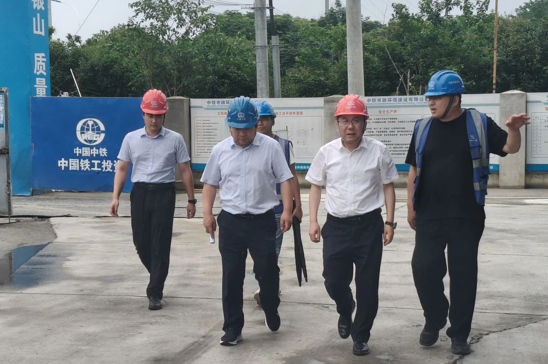 1752482616161278.jpg 公司党委书记、董事长李明华到合肥智能中央厨房项目检查指导工作.jpg